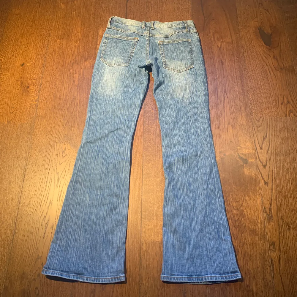 Lågmidjade jeans från Brandy Melville i den populära modellen Brielle. Superbra skick och storlek small. . Jeans & Byxor.