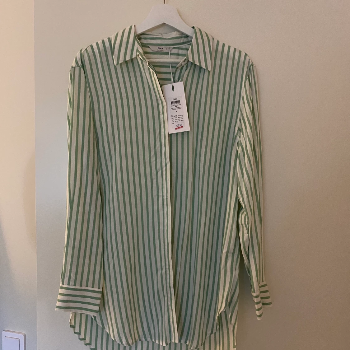 Grönrandig skjorta från only