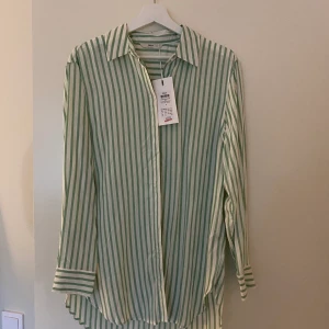Grönrandig skjorta från only - En skjorta från only i storlek S som köptes i somras, ganska stor i modellen. Passar mig som normalt har storlek M.  Aldrig använd och lappen sitter kvar. 