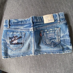 Minikjol - Säljer denna skit snygga minikjolen. Jättte fina detaljer och endast andvänt fåtal gånger. Storlek s. Festlig
