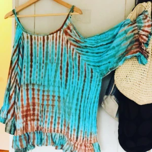 Boho chic bohem  - NY och oanvänd härligt sval tunika i stl XL Inköpt i liten Bohobutik på Marstrand i augusti Tunna reglerbara axelband på bara axlar  Volang i armslut och nederkant  