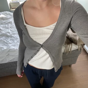 Kofta - As snygg kofta som är köpt secondhand för 90kr, den är i storlek S, och det går att ha alla knappt stängda. Någon missfärgning på högra armen som var så när jag köpte den, men det märks knappt!