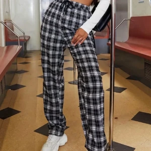 Rutiga pyjamasbyxor  - Svarta och vita pyjamasbyxor 