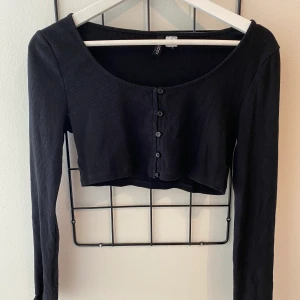 Svart topp - Kort svart topp med knappar! Aldrig använd då jag inte är bekväm i crop tops🫶🏽