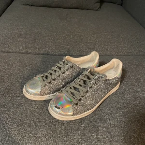 Victoria skor - Glittriga skor! Använt skick i storlek 38💕 Köpta för 800 kr