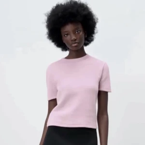 rosa/lila stickad t-shirt från zara - intressekoll på denna supersköna rosa/lila finstickade t-shirten från zara i storlek S. Fint skick💒 (frakt tillkommer!) Tryck ej på "KÖP NU” skicka meddelande istället👌🏼