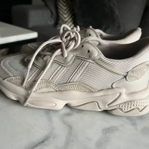 Adidas Ozweego - Säljer mina Adidas Ozweegos då de tyvärr inte kommer till användning. Använda cirka 3-4 gånger och är i princip som nya.   Nypris 1399SEK - säljes för 350