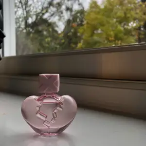 !INTRESSEKOLL! På denna ariana grande parfym. Det är då en liten storlek och säljer då jag inte använder den. Nästan helt full då jag provat den ungefär 1 gång!💕