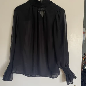 Topp i mersh  - Står ingen storlek men skulle uppskatta den till en stl M! Fint skick 