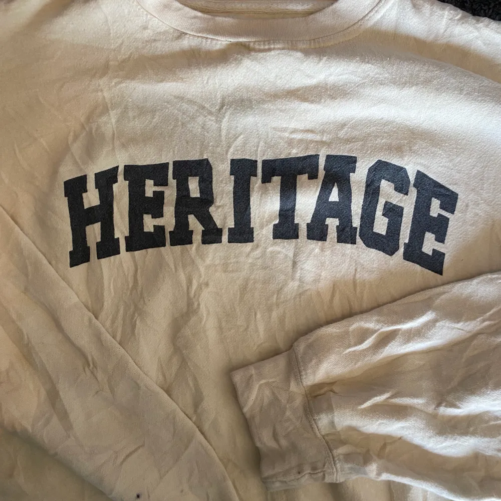 Sweatshirt i beige färg och svart text. Vintage, bra skick men finns några fläckar på ärmarna. Därav priset. . Hoodies.
