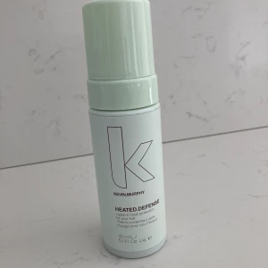 Kevin murphy värmeskydd - Värmeskydd i skumform från Kevin murphy Heated defense. Köpt för 1 vecka sedan. Endast testad (1 pump), säljer pga gillar inte doften. 150ml
