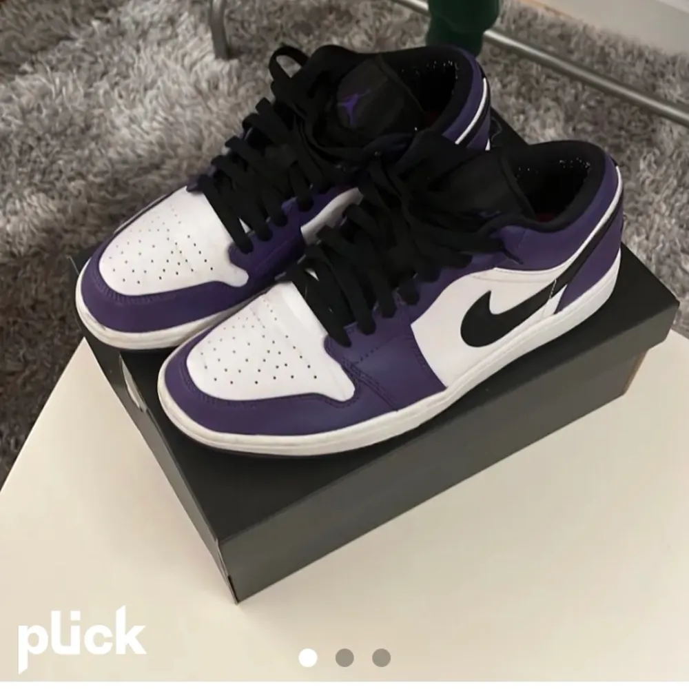 Säljer att par Jordan 1 court purple för 1000kr i väldigt bra skicka 9/10 köpta från restock. Använda ett fåtal gånger i storlek 43. Skor.