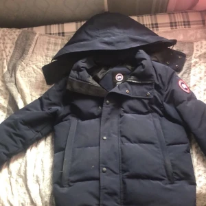 Canada goose jacka - Tröttnat på den så säljer den billigare 