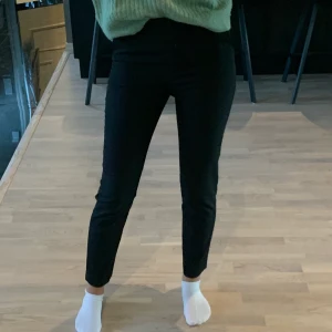 Svarta kostymbyxor  - Svarta kostymbyxor från H&M. Sparsamt använda så de är i jättebra skick. I tightare laget på mig som brukar ha storlek 36. Skriv för fler bilder eller andra frågor 😊. Köparen står för frakten.