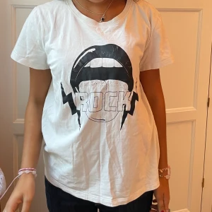 Rock tröja🤟🏻🤟🏻❤️ - Fin tröja från Sofie Schnoor!👏🏻🥰 Jättecoolt tryck