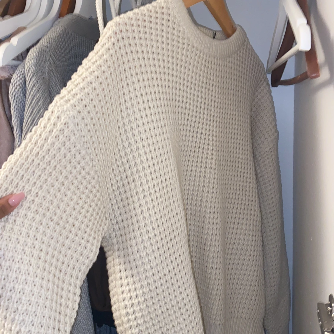 Stickad tröja i offwhite - 90