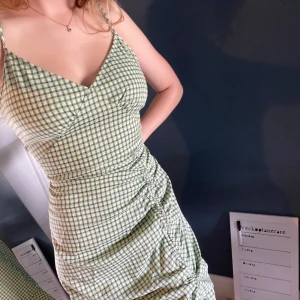 Grönrutig sommarklänning - Rutig klänning med volang och dragsko k storlek m från Cider, helt ny med etiketten fast