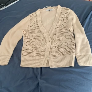 Honey ber blue - Stickad kofta, i bege  färg, 100% bomull. 