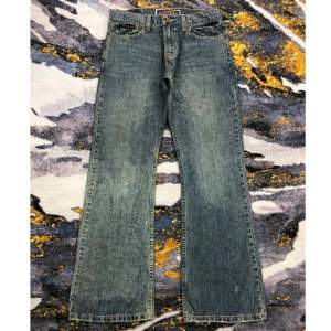 Ett par vintage bootcut jeans från Levi’s (troligtvis tidigt 2000-tal)   Perfekta byxor för Y2K stilen 💫  Storlek 32x31
