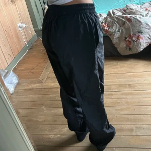 Windbreaker byxor  - Endast testad. Köparen står för eventuell frakt. 🌸