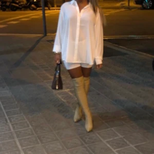 Hela outfiten  - Vit tunn skjortklänning (stl s)  med beiga höga strövlar klack (stl 37) . 100 kr för båda