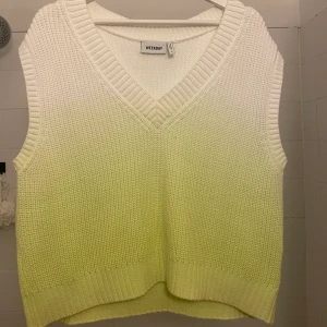 Väst  - Väst från weekday med neongrön fade, använd en gång! 