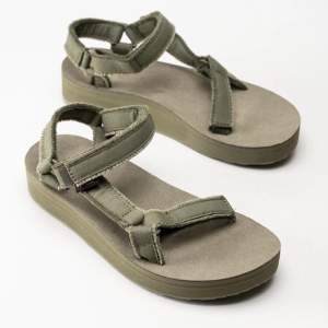 Teva sandaler i modellen midiform, storlek 37. Använda ett fåtal gånger, så de är nästan som nya! Så, så bekväma! 🧦