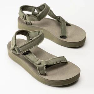TEVA SANDALER OLIVE 37 - Teva sandaler i modellen midiform, storlek 37. Använda ett fåtal gånger, så de är nästan som nya! Så, så bekväma! 🧦