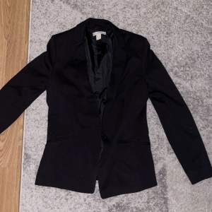 Svart fin blazer som inte kommer till användning. Köpt från H&M för ca 1-2 år sen.  Kan användas både till utekvällar men också till vardagen🤍 Pris kan diskuteras🤍