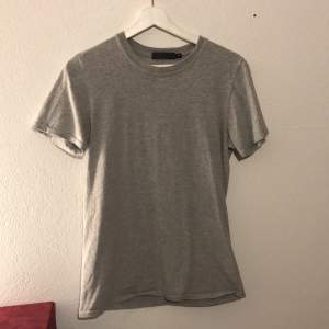 En jättefin t-shirt som är lite längre i modellen, men som inte syns om du stoppar in kanten innanför byxorna