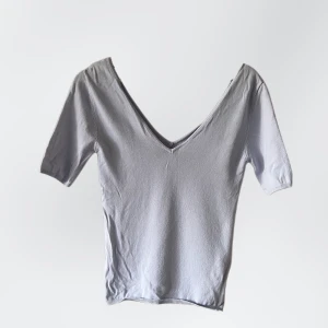 Topp | Bikbok - Topp från bikbok. Oanvänd. Nypris: 199:-. Ljusblå färg. Smått genomskinlig 