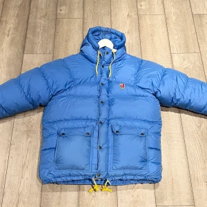 Fjällräven Expedition Down Jacket - Säljer en fjällräven Expedition down jacket. Alltså inte lite modellen. Den är Storlek M och i bra skick! Postats eller möts upp i Sandviken/Gävle. Tveka inte att höra av er vid frågor!