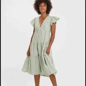 Söt klänning från vero moda - Söt klänning köpt i somras från vero moda Använd ca 3 gånger Pris: 140kr + frakt Priset går att diskutera 