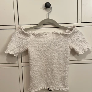 En vit topp från H&M - Jag säljer en vit topp💕