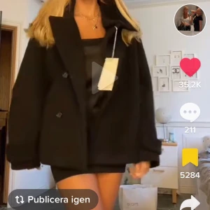 Arket kappan  - Endast använd ett fåtal gånger, intressekoll!! Säljer pga att den var väldigt dyr. Säljer endast för ett bra pris då den är väldigt fin💓💓