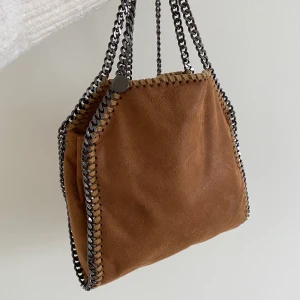 Stella mccartney väska - Så sjukt snygg stella liknande väska som aldrig kommit till användning så den är helt som ny☺️☺️