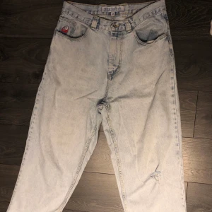 Polar skate Bigboys M - Size M, sitter tts i guess Cond 6-7/10, inget fel på de men har fått ett hål på vänster knä som klär sig ganska bra, ser inte off ut på något sätt. Sen börjar de bli lite slitna nere vid fötterna Nypris 1300 Bara fråga om du vill ha mer bilder :)
