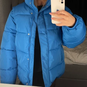 blå dunjacka/ väst - jättefin blå dunjacka/ väst från na-kd i storlek 34 med prislapp kvar. Ärmarna går att ta bort så det blir en väst. Säljer pågrund av fel storlek, nypris 879:- Vill sälja så fort som möjligt annars skickar jag tillbaka, vid många intresserade- budgivning 