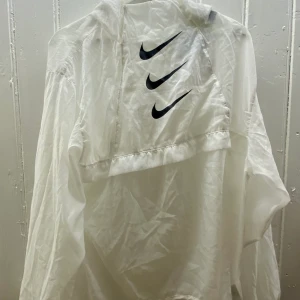 Transparent Nike vindjacka! - Cool vindjacka från Nike, storlek S men oversized. Aldrig använd!