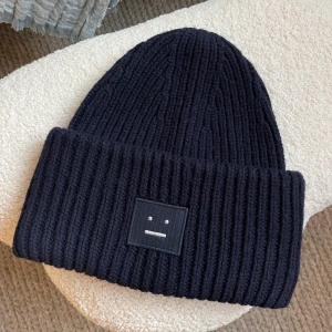 Acne Studios Pansy mössa - Marinblå mössa från Acne Studios i modell pansy. Inga tecken på användning.