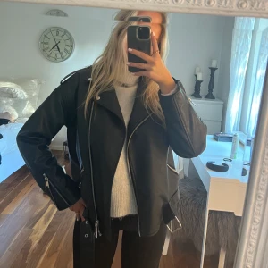 Skinnjacka - Skinnjacka från missguided som jag köpte från Nelly.com. Jackan är i ett väldigt bra skick. Sitter oversized pga tog en stor modell, dvs 40 strl. 66kr i frakt som köparen står för 💕