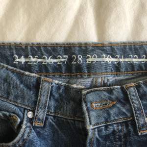 Säljer dessa jeans från bok bok då den inte längre kommer till användning, köptes förra hösten och är bara använda några få gånger( väldigt bra skick) strl 28, sitter väldigt oversized på mig som är 168 cm.. samt vida och långa ben, frakt ingår i priset!💓