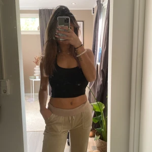 Juicy Couture  - Beiga juicy couture. Använda ett fåtal gånger , säljer pga. att jag tog för liten storlek. Fint material , är i bra skikt💓köparen står för frakt 