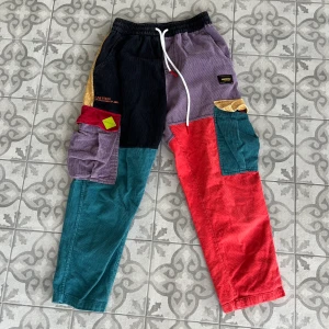 Patchwork byxor, Aelfric Eden, S - Färgglada patchwork byxor i manchestertyg från Aelfric Eden. Älskar dem verkligen men jag var åtminstone 5 cm kortare och kanske 5 kg lättare när jag köpte dem. De passar alltså inte längre. 