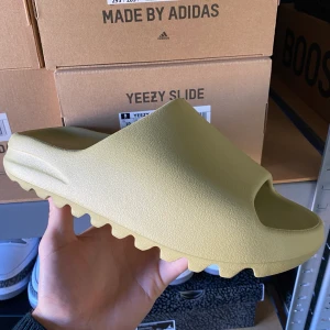 Yeezy Slide Resin - Helt nya och oanvända Yeezy Slide Resin storlek 46 Eu! Rekommnderar att ta en storlek större än vad man brukar ha i vanliga skor! Skriv till mig vid frågor eller behov av fler bilder!