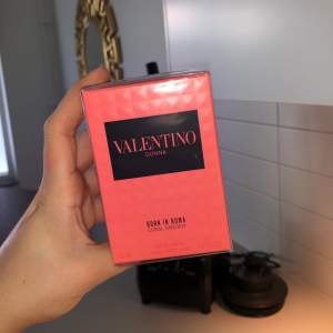 Säljer en oöppnad parfym från Valentino! Nypris ligger runt 1000:- och slutsåld på de flesta sidorna. Skriv ENBART om du är intresserad :) Frakt ingår i priset!