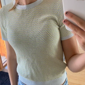 Zara tröja - Säljer denna tröja från Zara då jag är har användning av den längre, köptes för nästa ett år sen men väldigt fint skick.