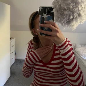 Randig hollister tröja stl xs - En långärmad tröja med v skärning, från hollister i stl xs som inte kommer till användning. Tröjan har ett litet hål vid magen (se bild 3) så därav priset. 