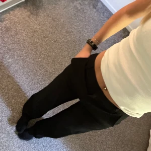 Kostymbyxor i stl 34 - Kostymbyxor från bikbok i stl 34 som inte kommer till användning. Dom går till hälarna på mig som är 170. Byxarna är ganska vida ner mot benen och ganska högmidjade. Använda fåtal gånger 