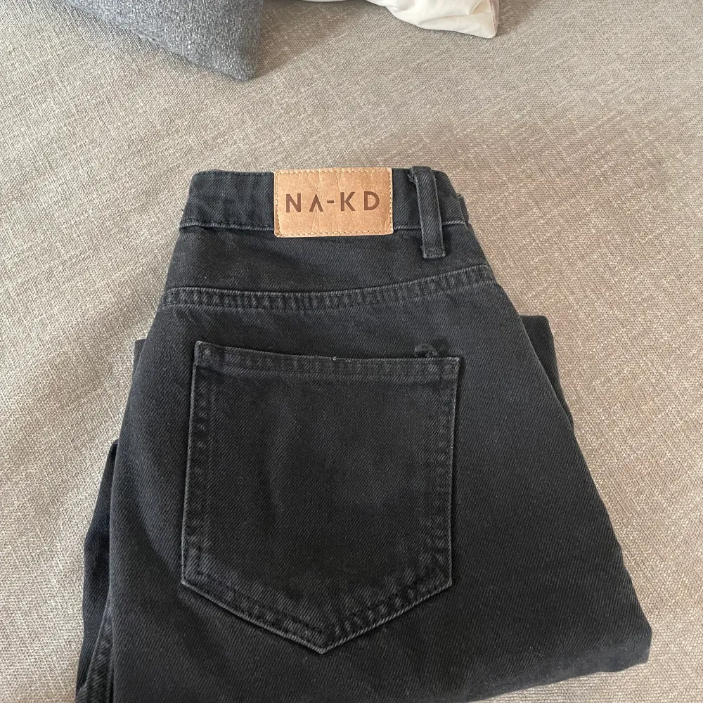 Säljer dessa svarta nakd jeans, storlek 38💕. Jeans & Byxor.